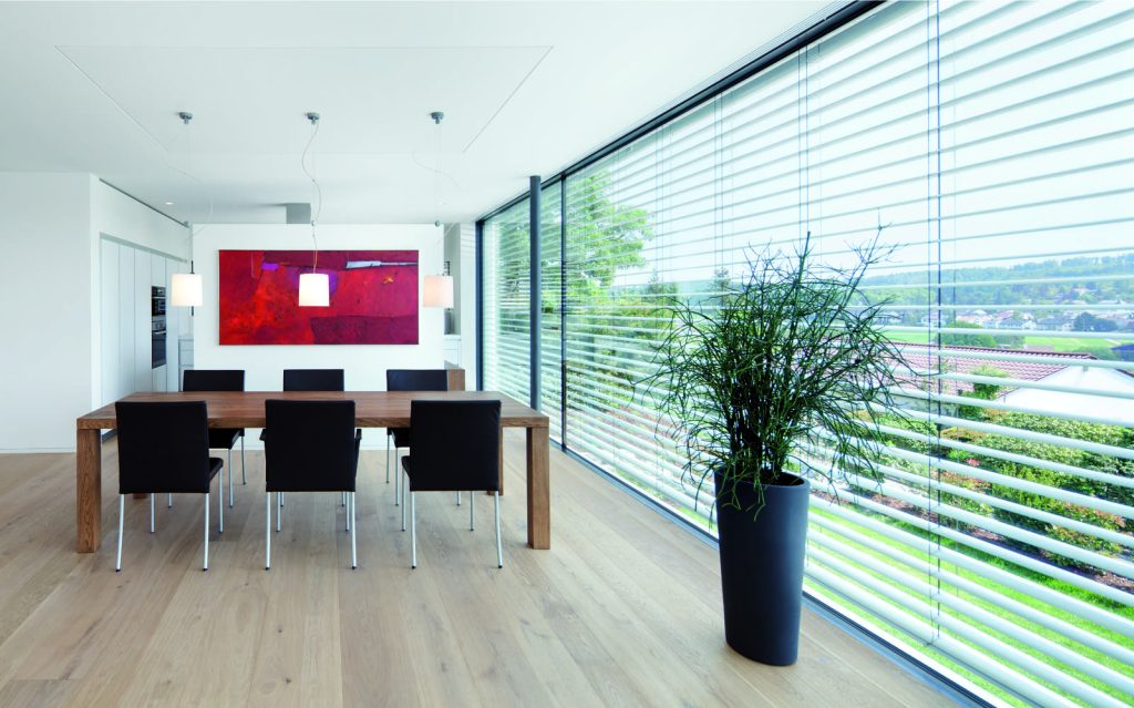 Brise-soleil orientables SOPROFEN sur une grande baie vitrée