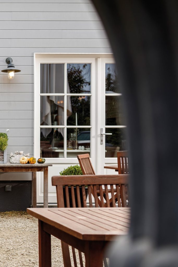 Porte-fenêtre en bois ouverte sur une terrasse, PIERRET