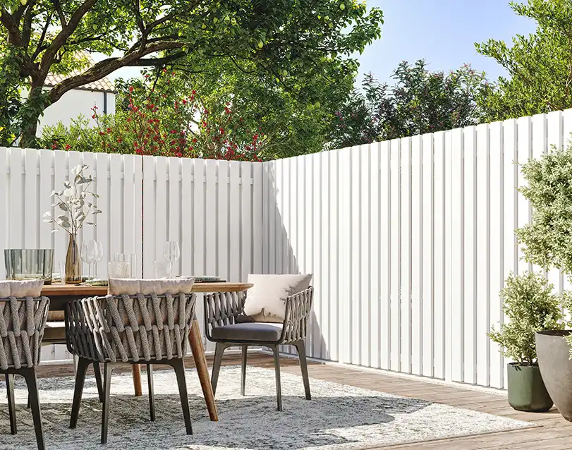 Clôture pleine en aluminium blanc Caroual KOSTUM autour d'une terrasse