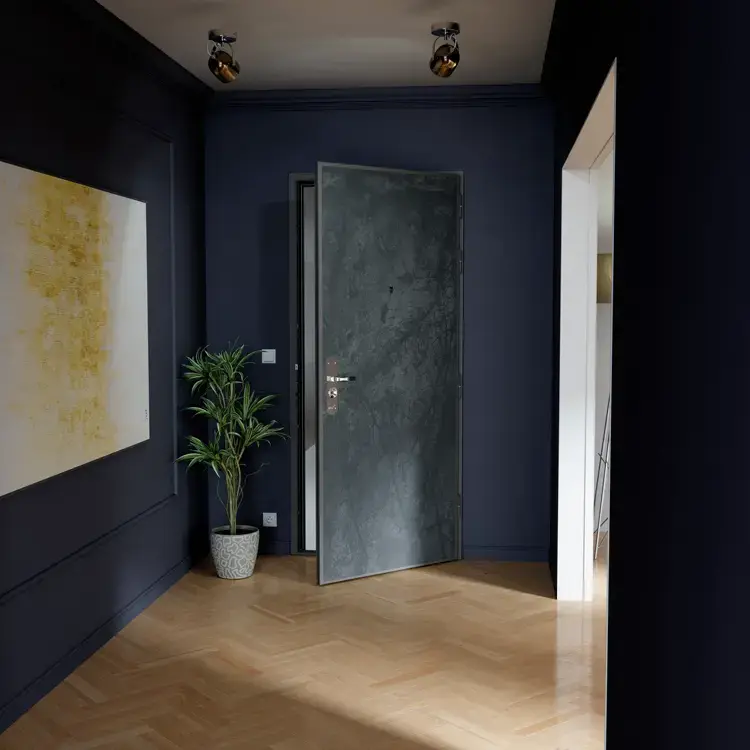 Porte blindée Diamant 3 PICARD SERRURES dans une entrée bleu nuit