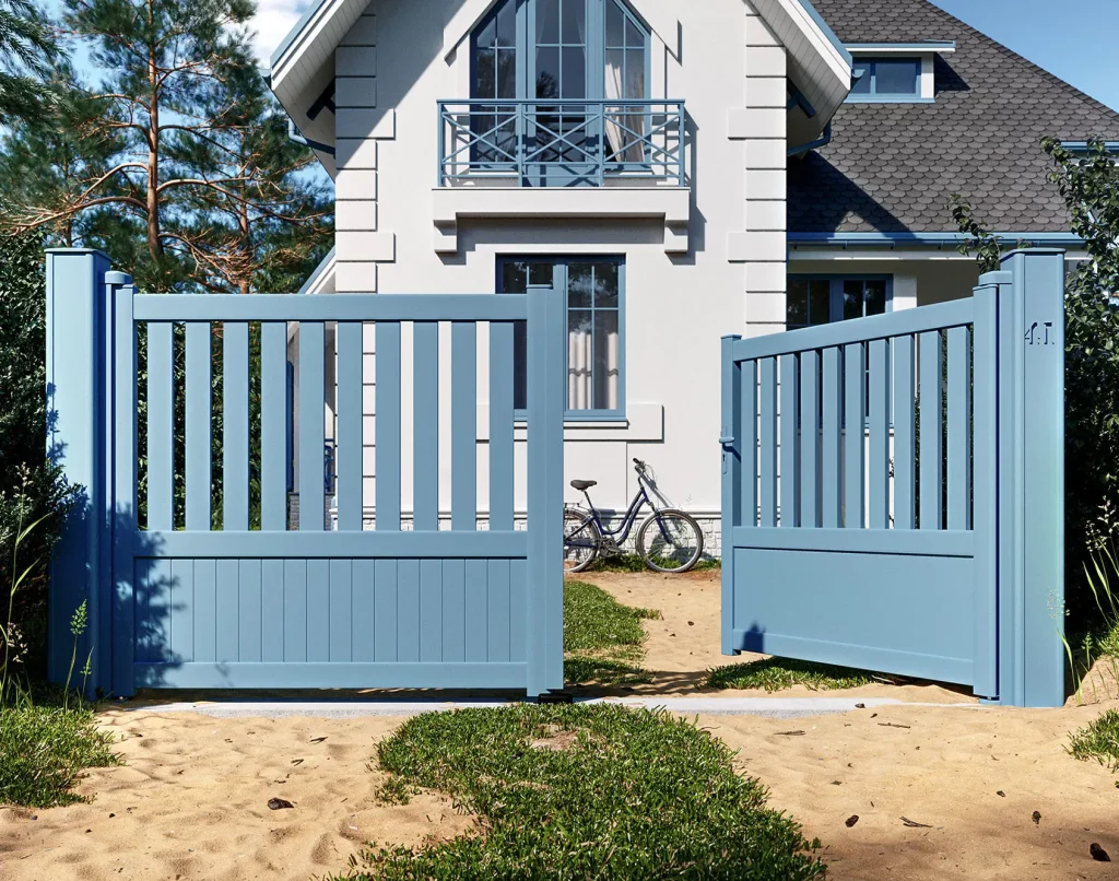 Portail battant en aluminium Argoat KOSTUM devant une maison