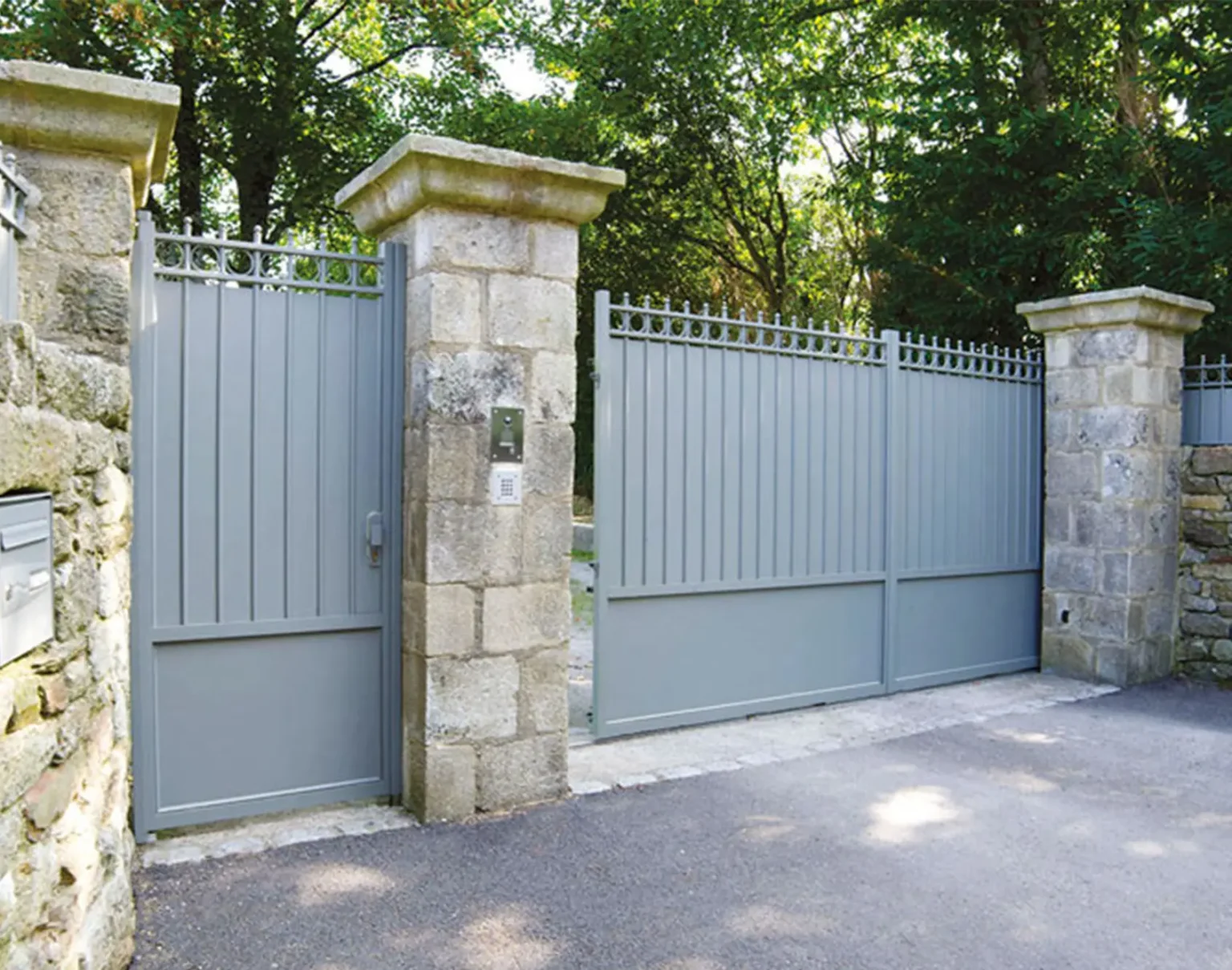 Portail coulissant aluminium Pont-Aven KOSTUM entre deux piliers en pierre