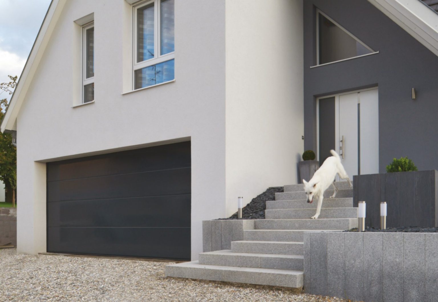 Maison contemporaine avec porte de garage sectionnelle Carsec Pro SOPROFEN