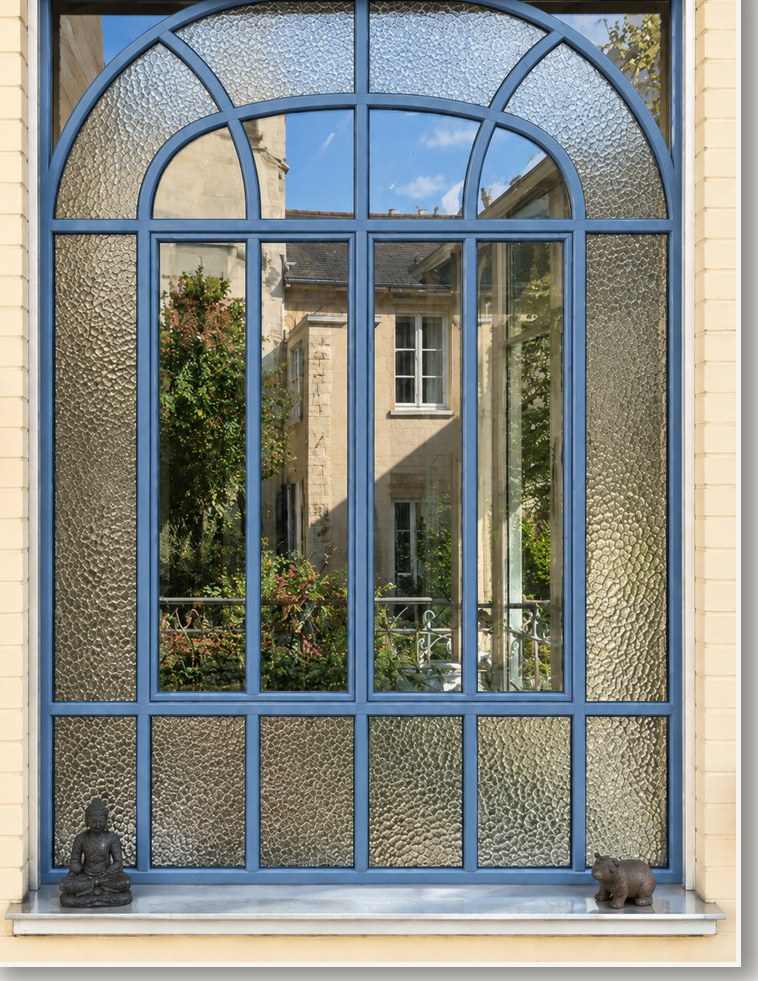 Verrière avec fenêtre à deux vantaux, coloris bleu pigeon et vitrages imprimés