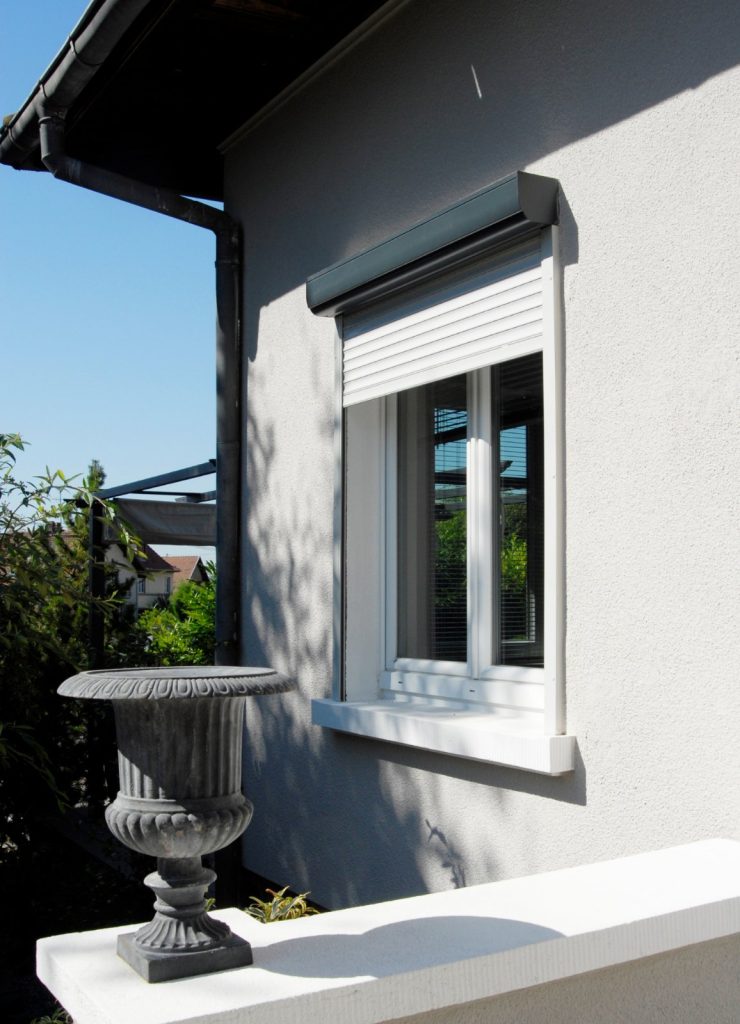 Fenêtre équipée d'un volet roulant de rénovation à coffre extérieur SOPROFEN